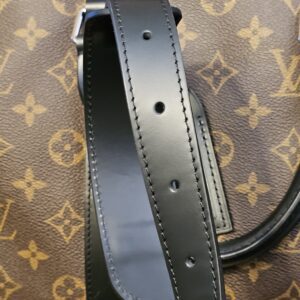 Shoulder strap with its adjustment buckle