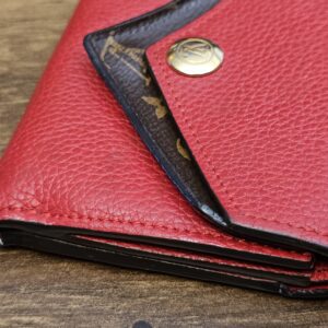 Three-quarter view of the double V flap