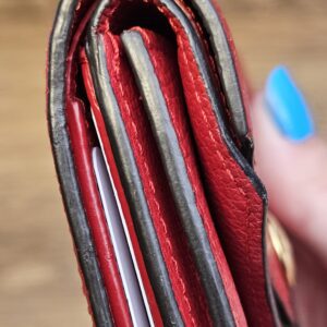 Side profile of the folds with edge wear