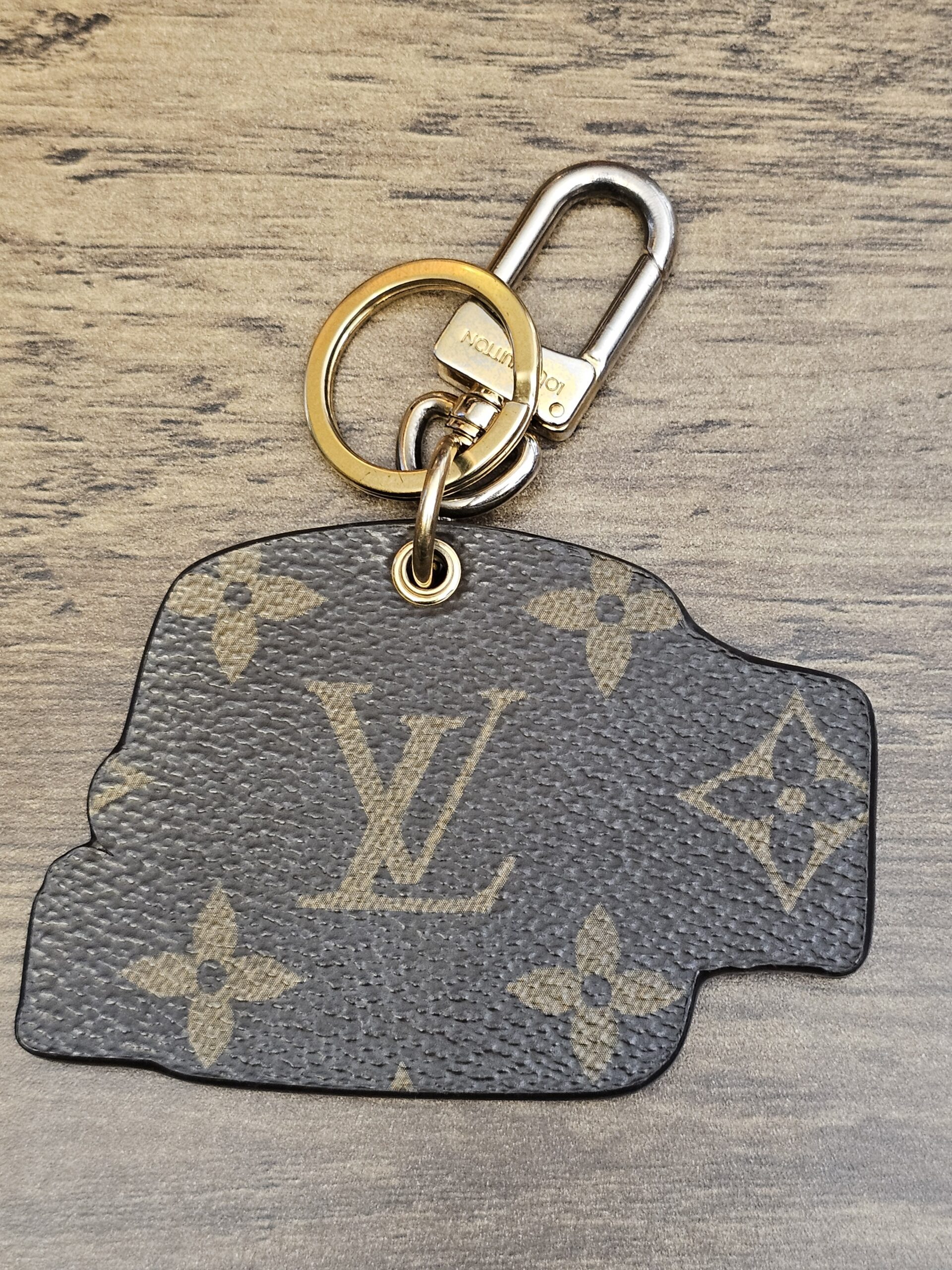 Monogram canvas reverse with the key ring and clasp