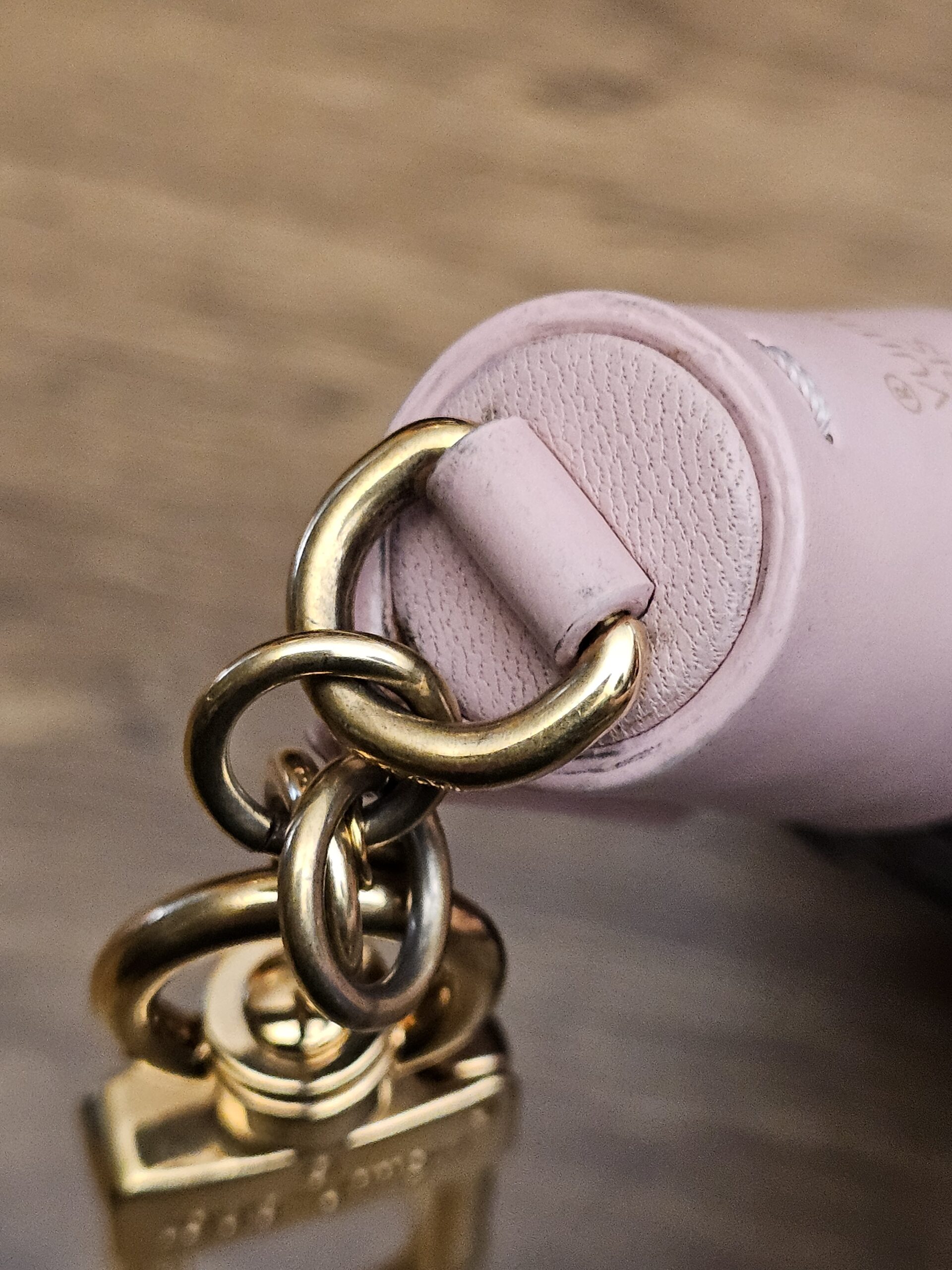 Chain link and ring at the pink leather cap