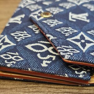 Opposite angle of the closed wallet