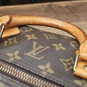 Front handle and D rings close up