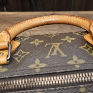 Back handle and D rings close up