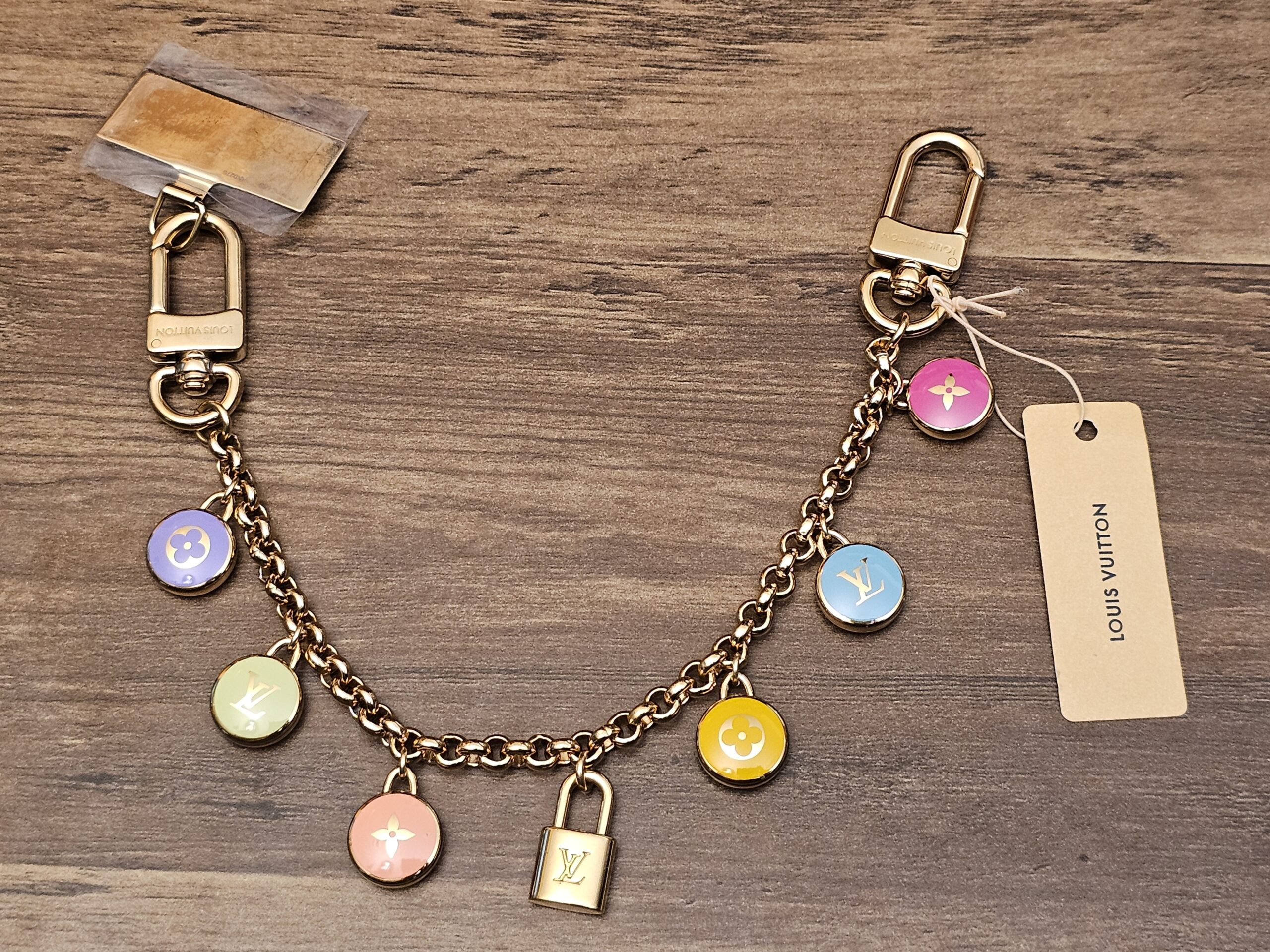 Full chain laid flat with the retail tag attached