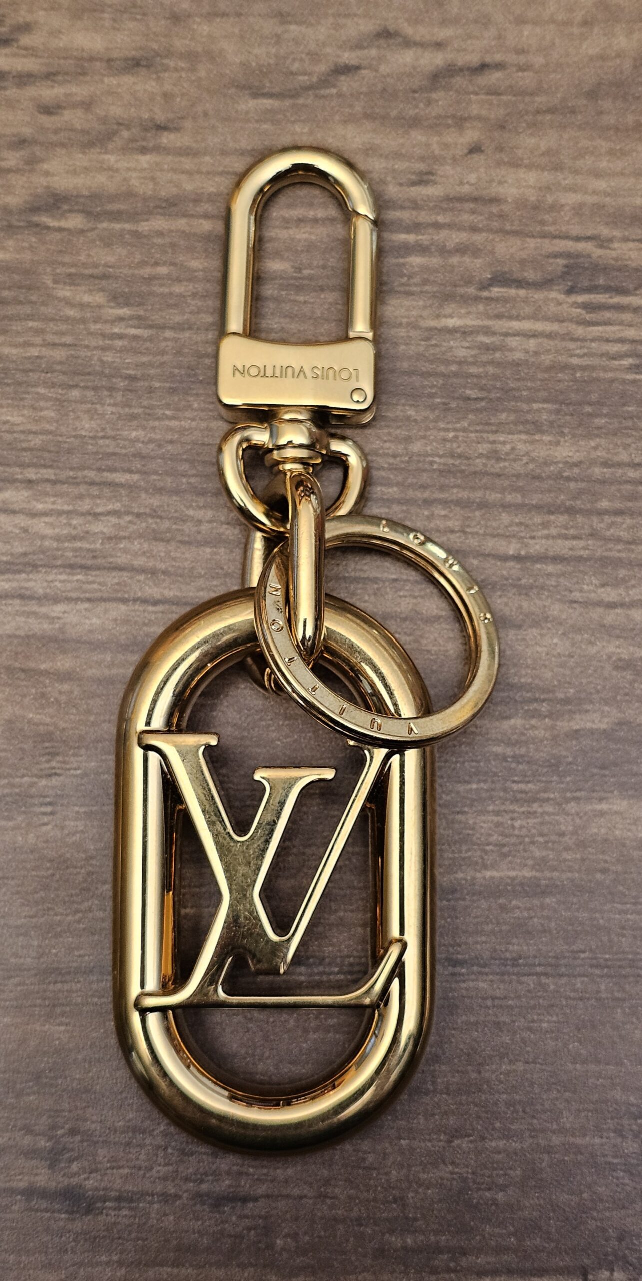Louis Vuitton Link Key Holder and Bag Charm Gold - oval LV logo link with swivel clasp and key ring