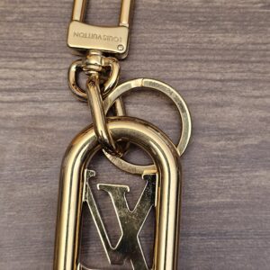 Front view of the oval logo link, clasp and key ring