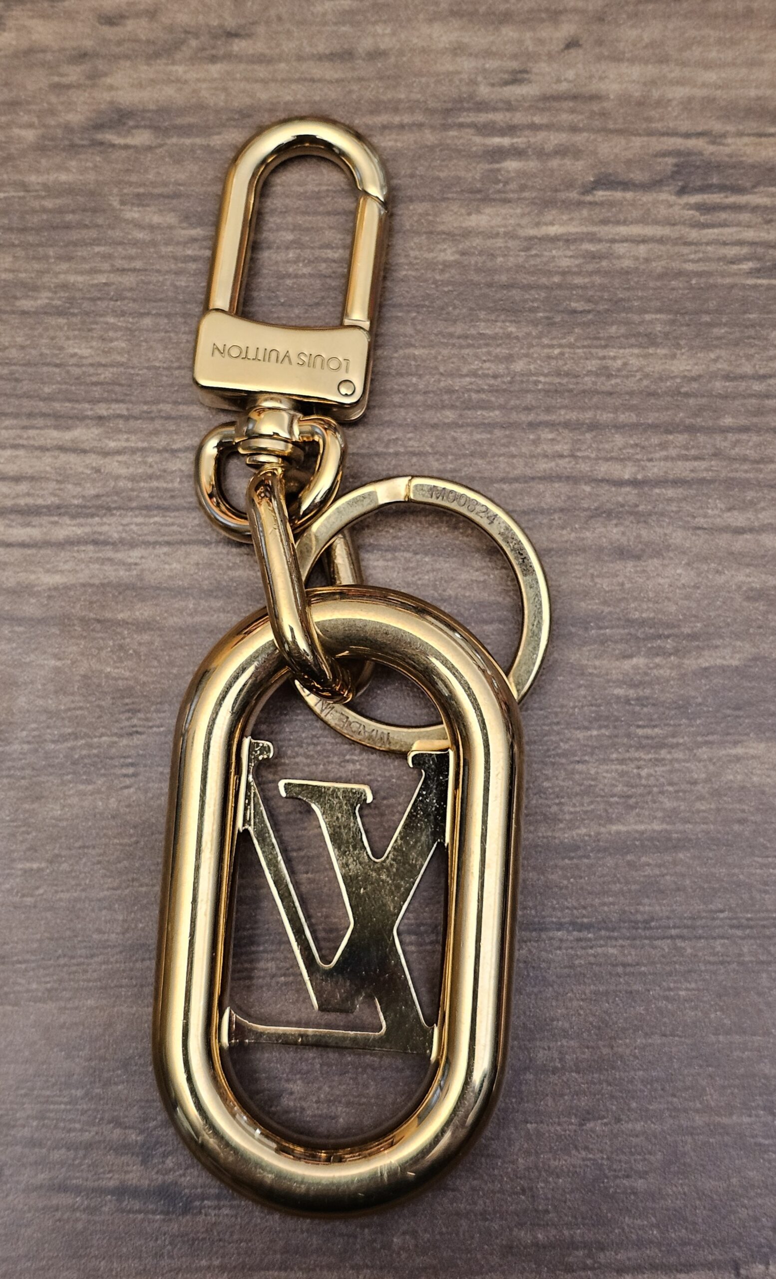 Front view of the oval logo link, clasp and key ring
