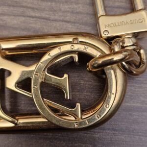 Engraved key ring over the LV logo link