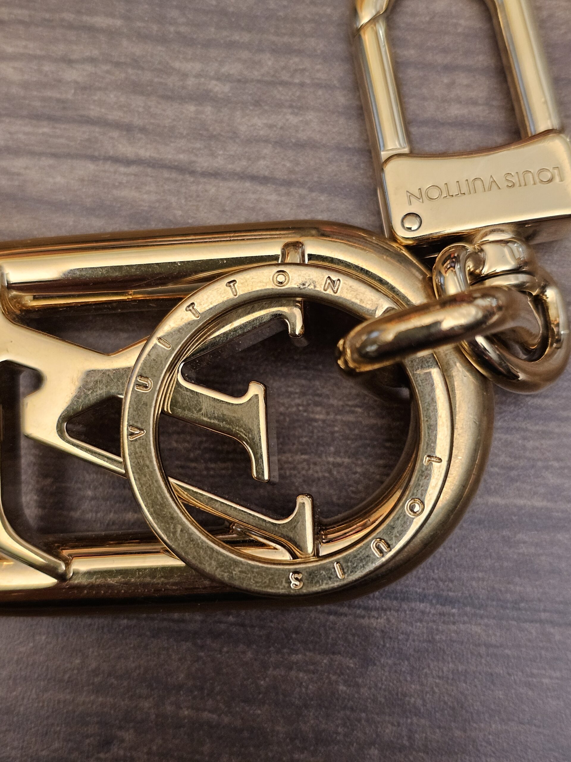 Engraved key ring over the LV logo link