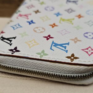 Side view showing the edge and blue lining