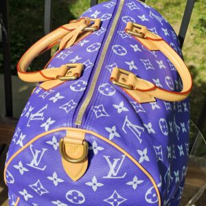 Top of the bag with the zip and rolled handles