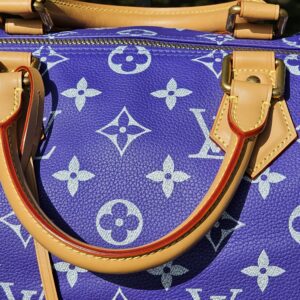 Rolled handle on the front of the bag