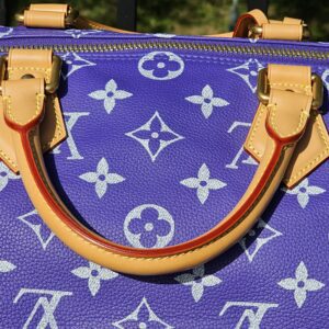 Rolled handle on the back of the bag