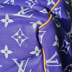 Corner of the bag with leather piping