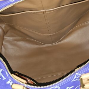 Interior lining seen through the top opening