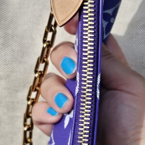 Side edge of the pouch with its chain