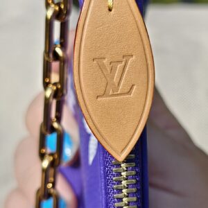 Zip pull on the pouch