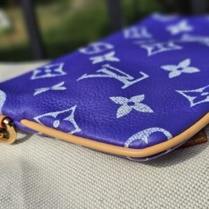 Corner of the pouch with leather piping