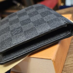 Top edge of the closed wallet