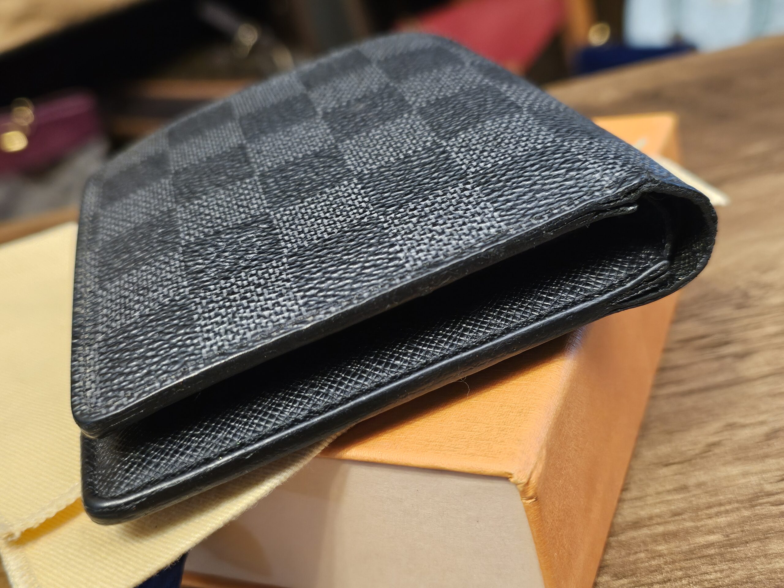 Top edge of the closed wallet