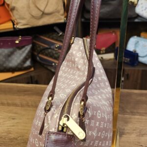 Side profile with the zip pull