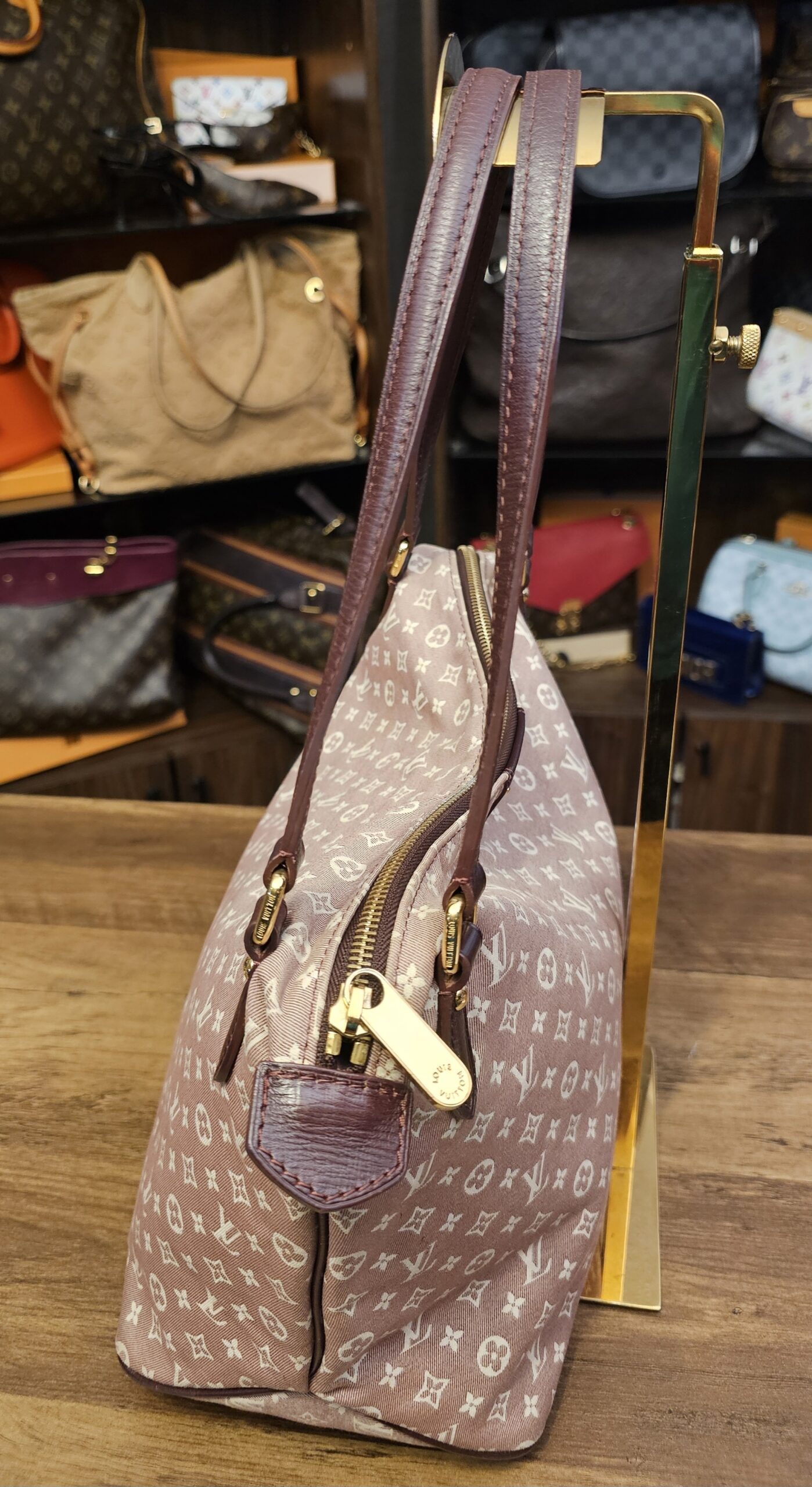 Side profile with the zip pull