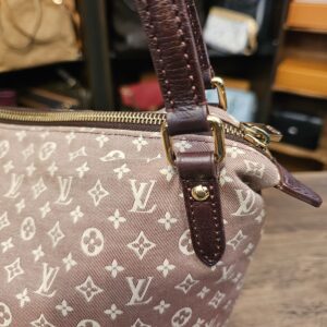Strap buckle and top zip