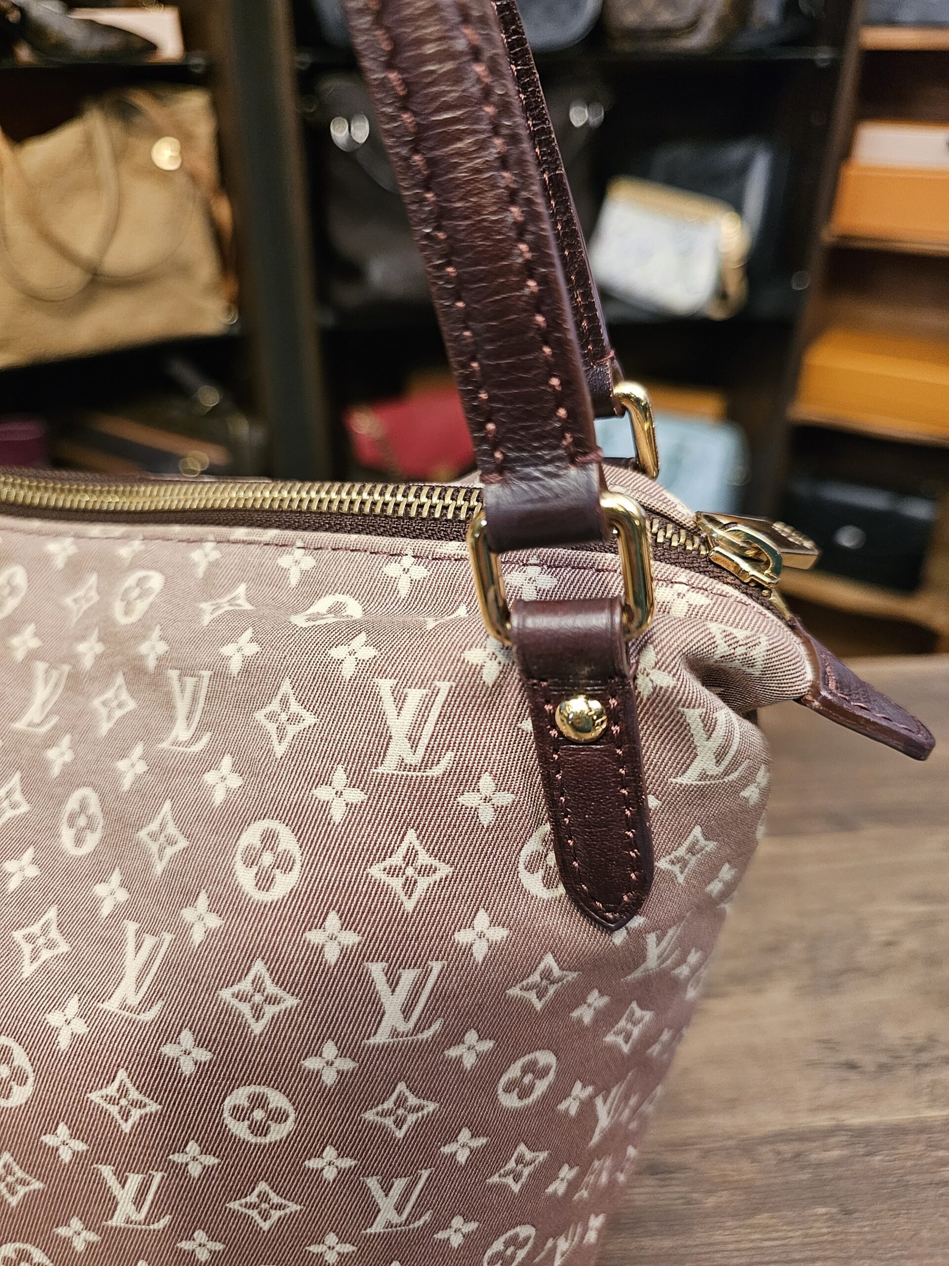 Strap buckle and top zip
