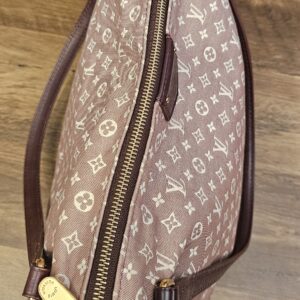Top zip running the length of the bag