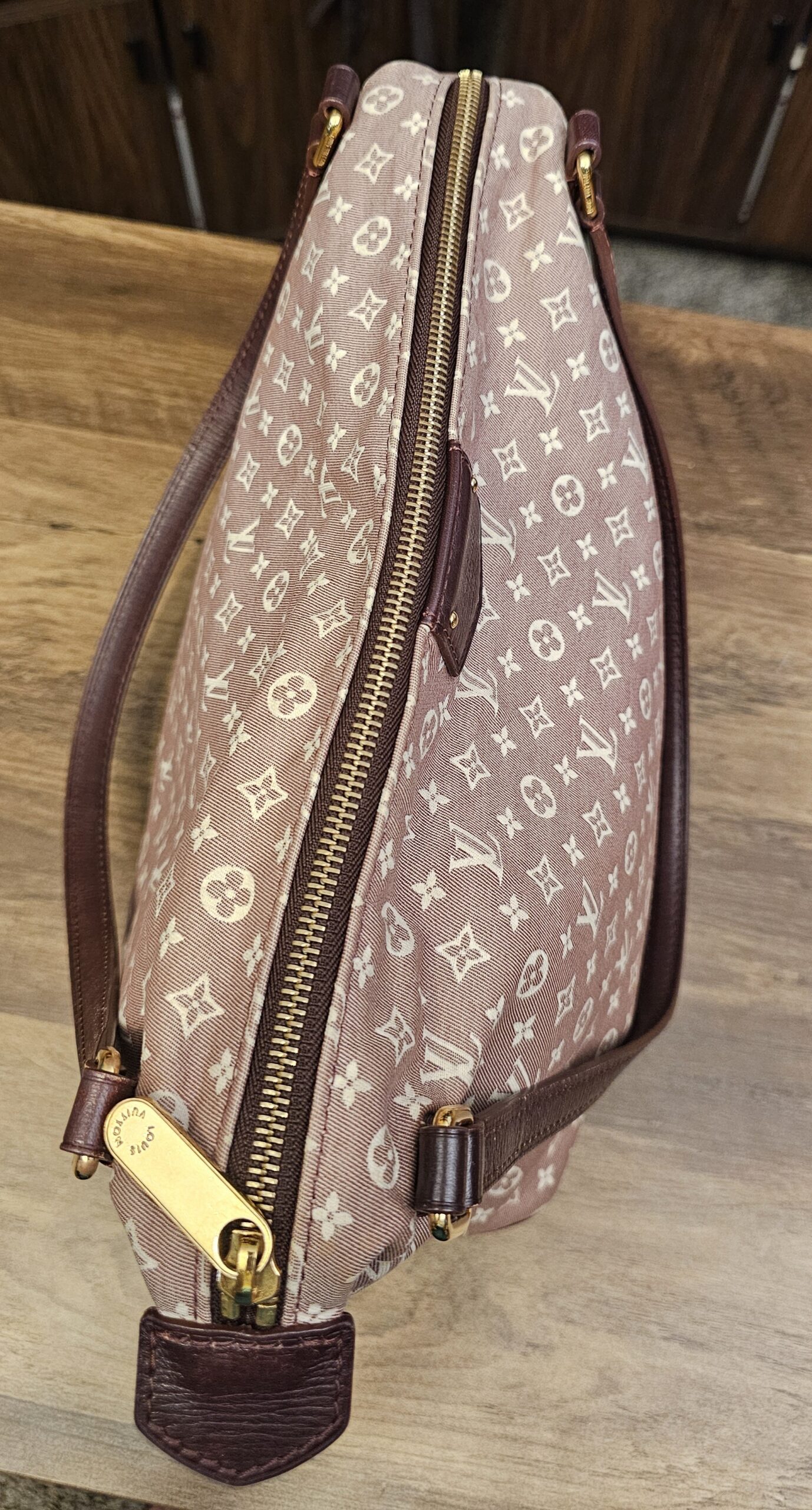Top zip running the length of the bag