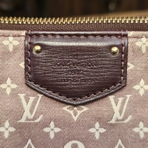 Leather patch on the front with the heat stamp