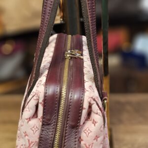 Side profile with the leather zip trim