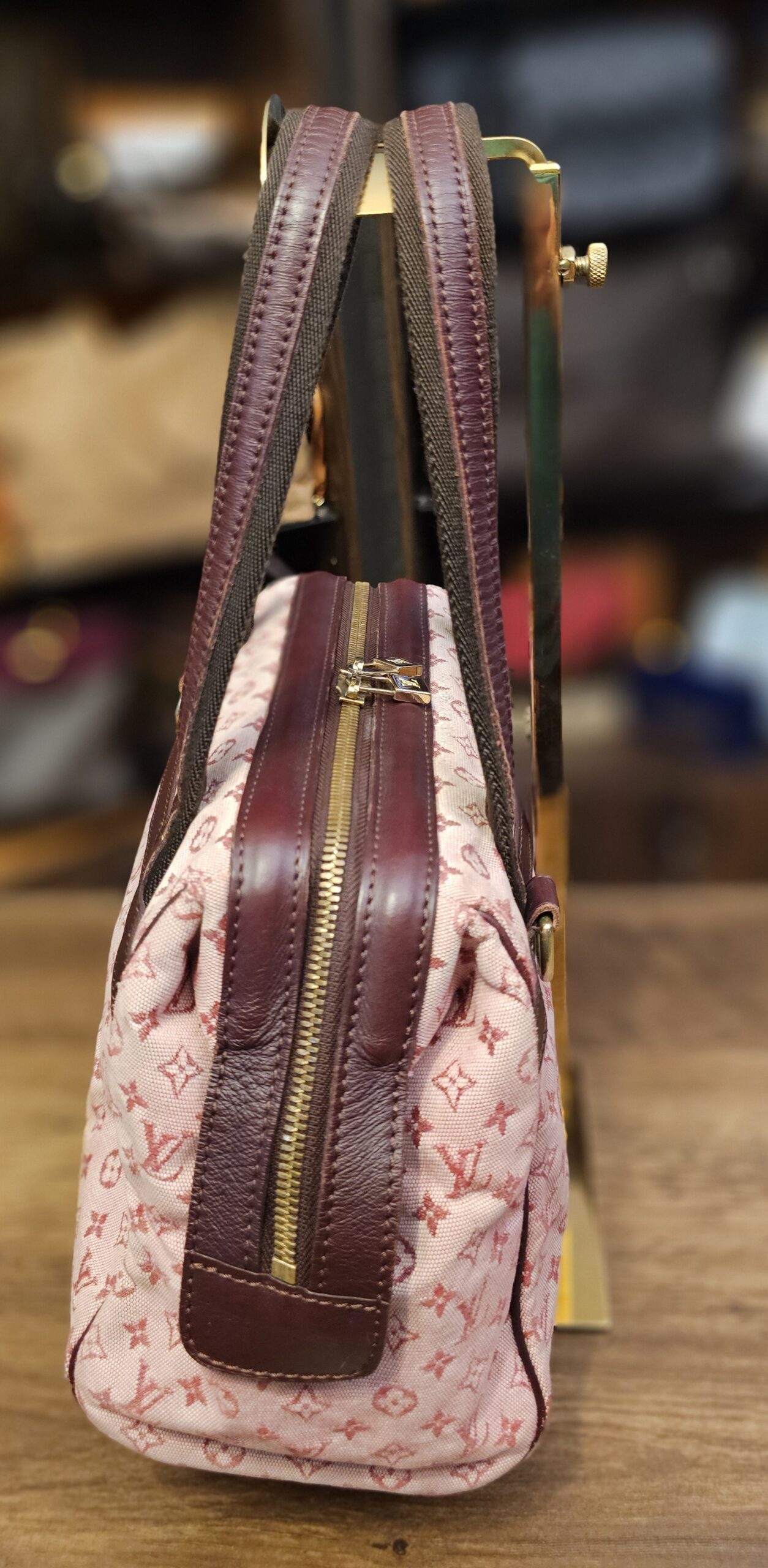 Side profile with the leather zip trim