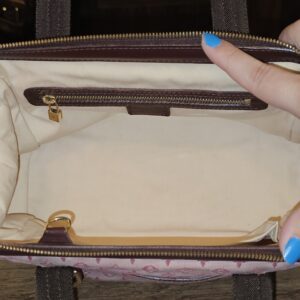 Open top showing the cream lining