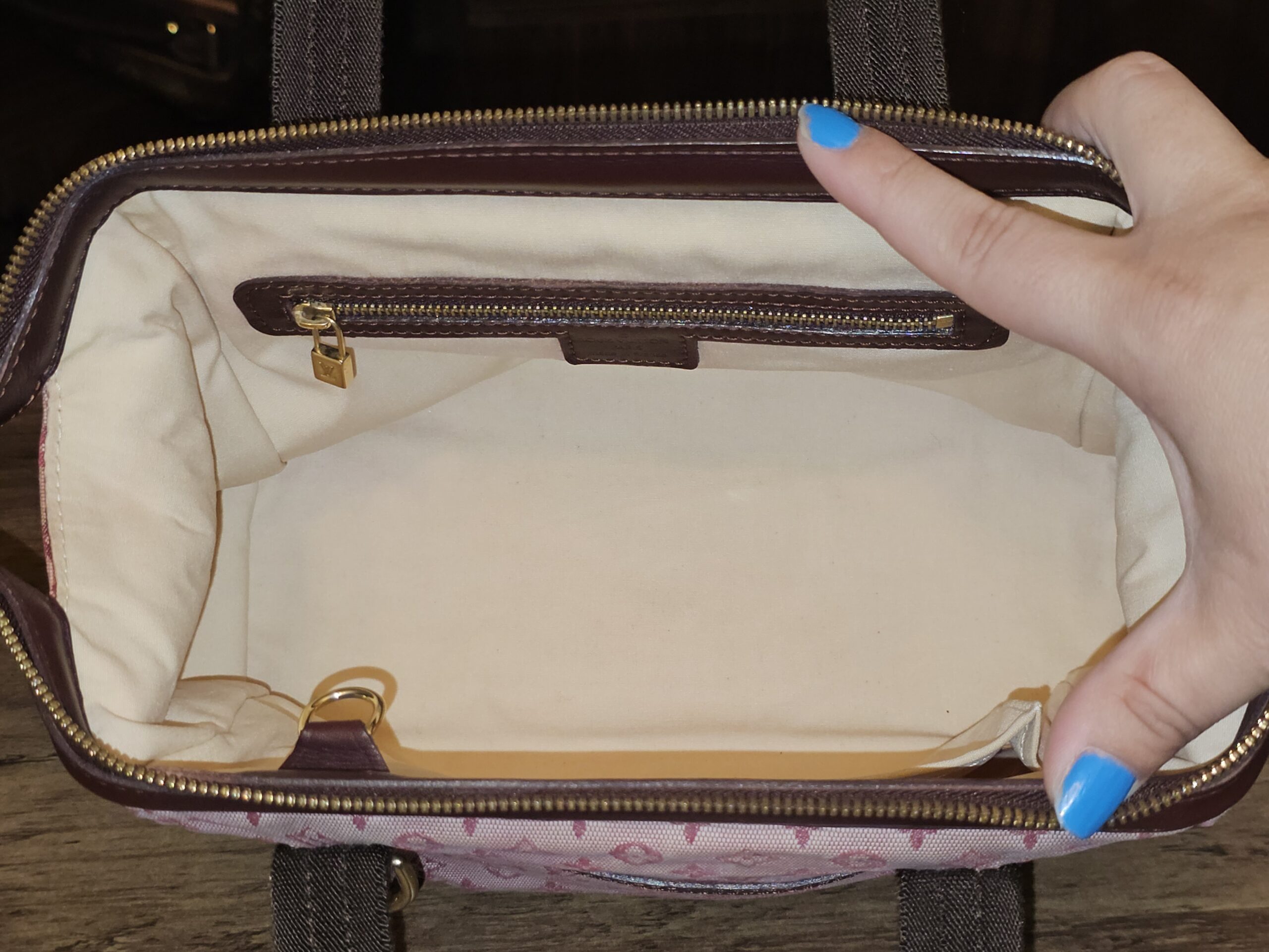 Open top showing the cream lining