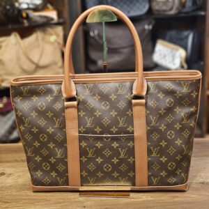 Back view with the flat back pocket