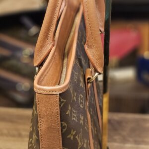 Side profile showing the narrow gusset