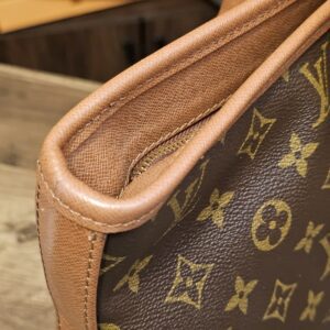 Top corner leather trim