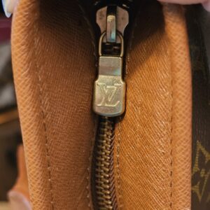 Top zip with the LV zip pull