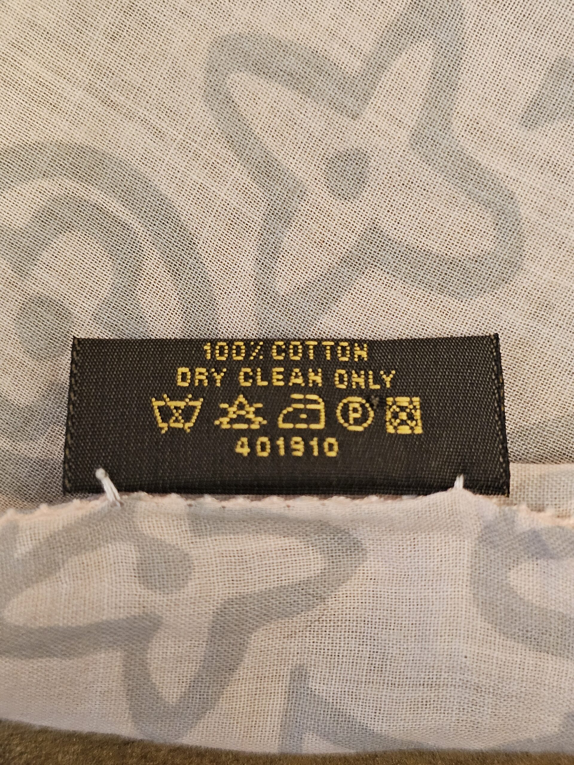Care label reading 100% cotton, dry clean only, 401910