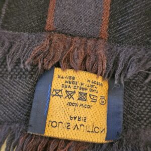 Corner label and fringed edge