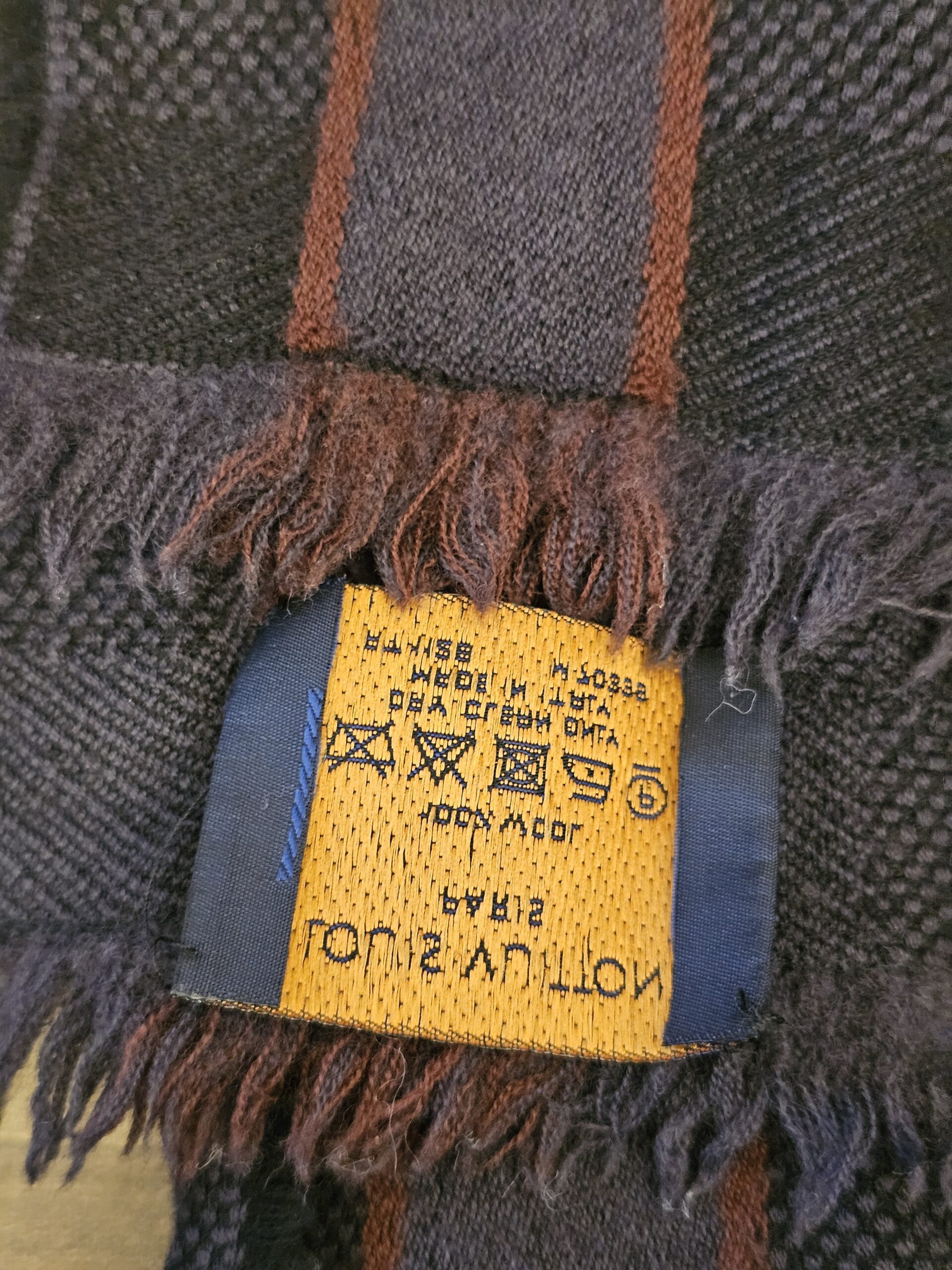 Corner label and fringed edge