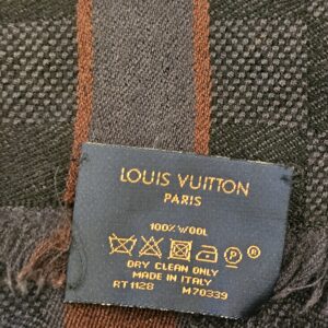 Care label reading 100% wool, made in Italy, RT1128 M70339