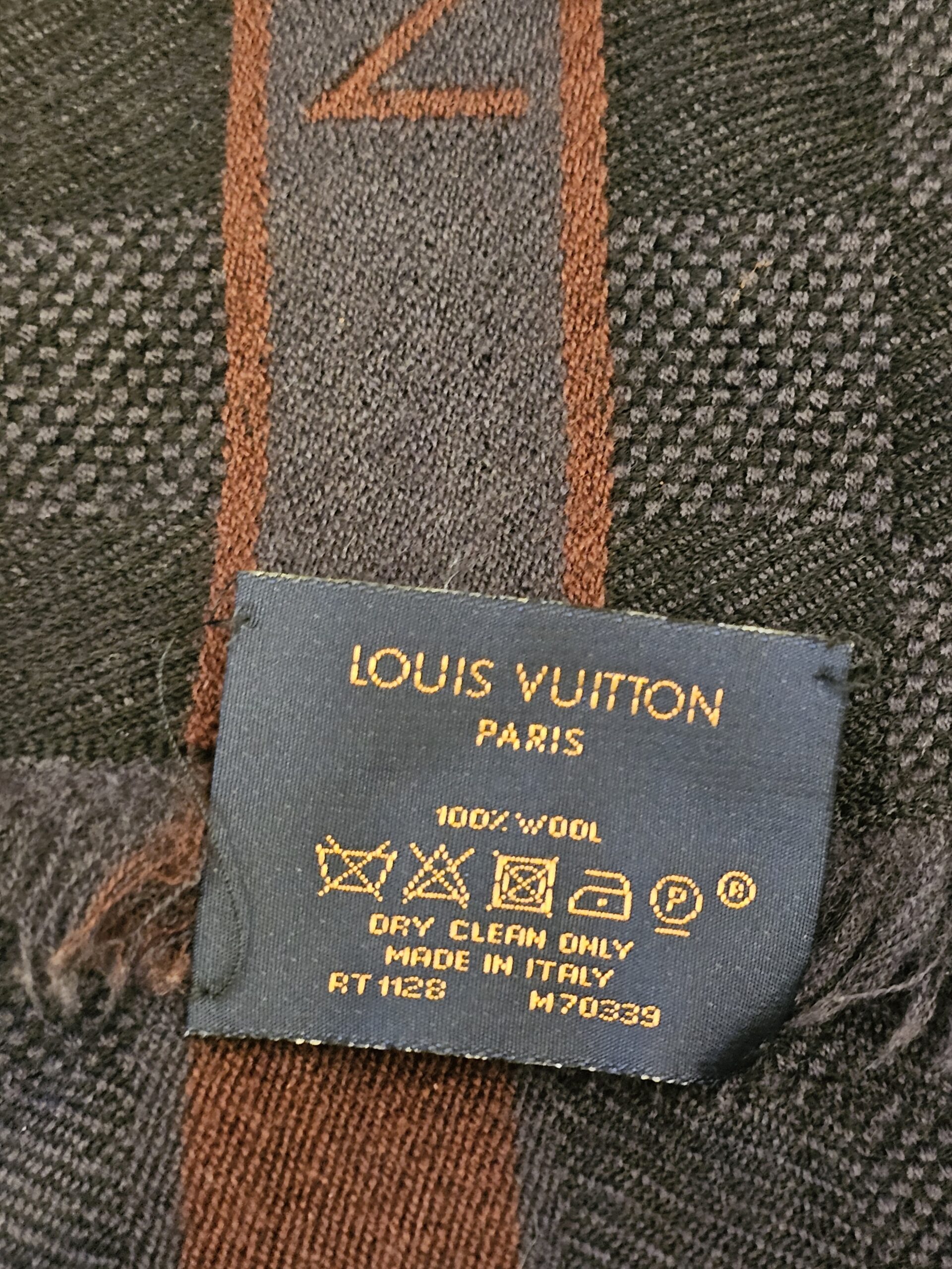 Care label reading 100% wool, made in Italy, RT1128 M70339