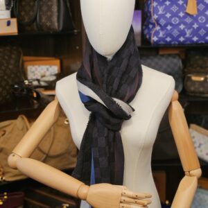 Knotted around the neck on a mannequin