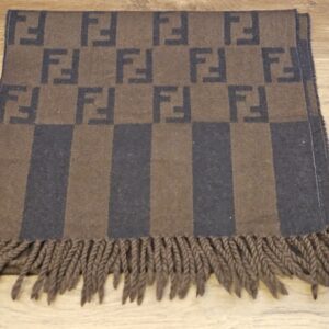Scarf end showing the FF pattern and fringe