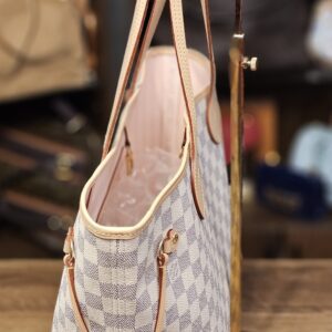 Side profile with the drawstring cinched