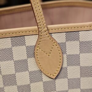 Close up of a handle base with clean vachetta