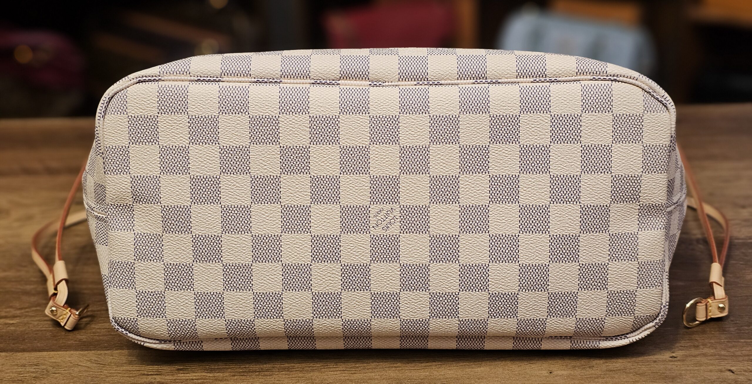 Base view of the Damier Azur canvas